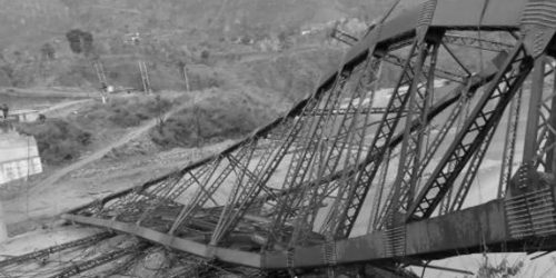 चामेको झोलुङ्गे पुल बगायो आवतजावतमा सकस