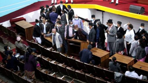 बजेटको विरोधमा एमाले सांसदले मन्त्रीकै टेवुल फालिदिए