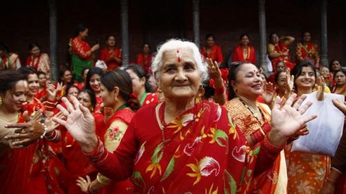 तीज गीत: कहिलेदेखि गाउन थालियो, अहिलेका गीतमा मौलिक मर्म किन झल्किँदैन?