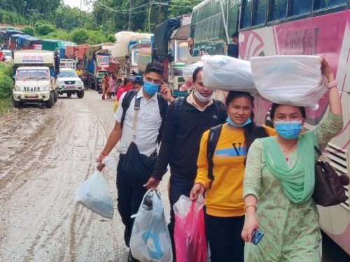 राजमार्गमा सास्ती : बालबच्चा च्यापेर पाँच दिनदेखि गाडीमै बास