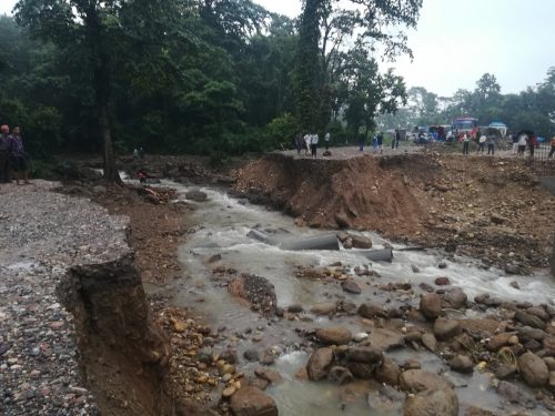 गैंडाकोटको थुम्सिमा डाईभर्सन बगाउँदा पुर्व पश्चिम सडक अवरुद्ध , दाउन्नेमा पहिरो