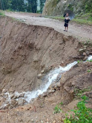 देवचुलीको मुण्डे-किर्तिपुर सडकमा आधा दर्जन बढी ठाउँमा पहिरो, किर्तिपुरमा विद्युत पनि अवरुद्ध