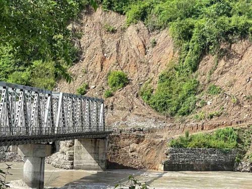 मानपुर-डेढगाउँ सडक खण्डको मोटरेबल पुलमा कालीगण्डकीको बाढीले क्षति: आवागमन बन्द
