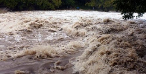 पहिरोले थुनिएको गिरुवारी खोलाको मुहान बिस्तारै बग्न थाल्यो, पानी परिरहेकाले जोखिम भने कायमै