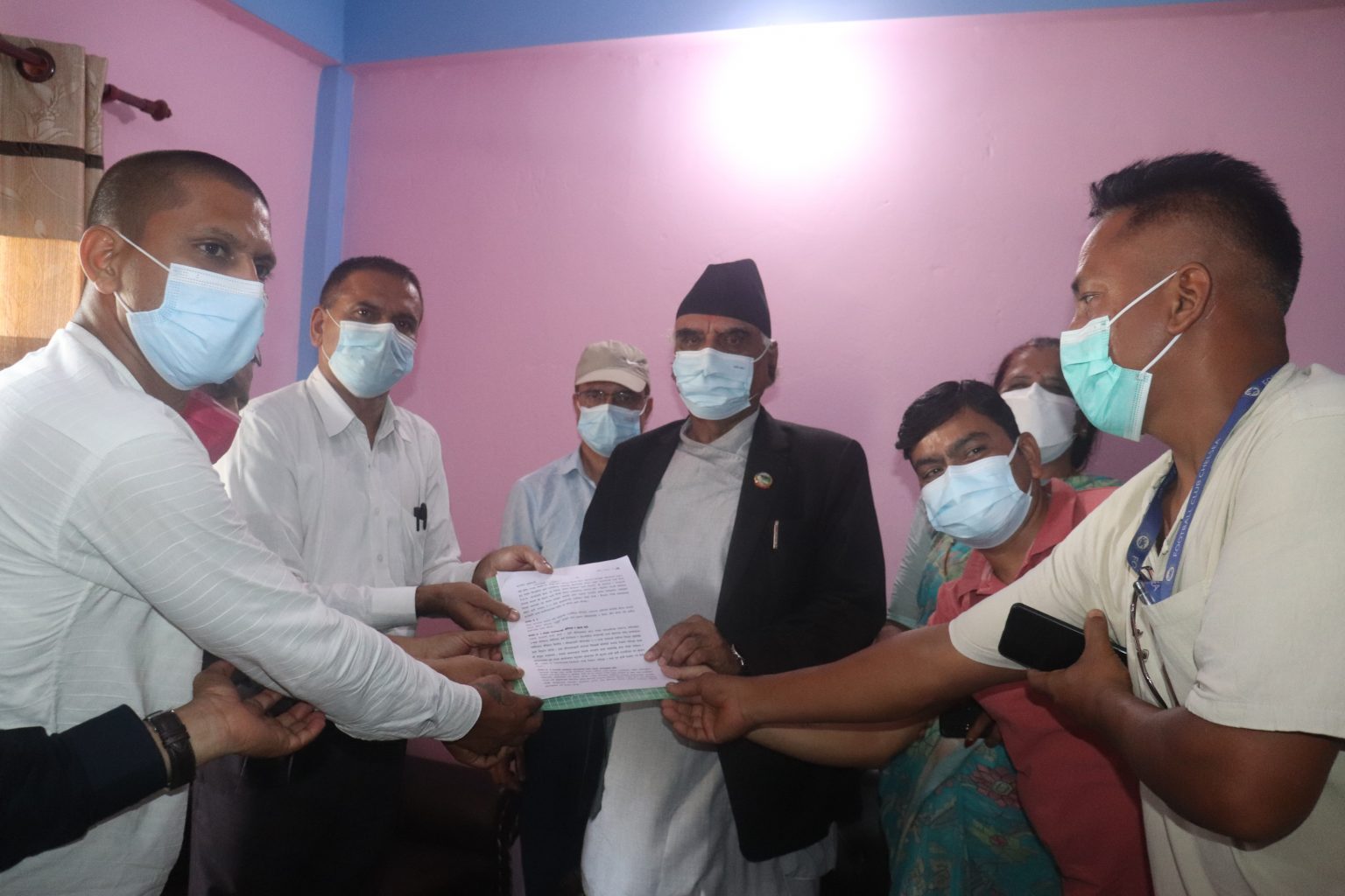 मुख्यमन्त्री नेपालीलाई ७ दलको तर्फबाट नवलपुर विकासको साझा धारणा बुझाईयो