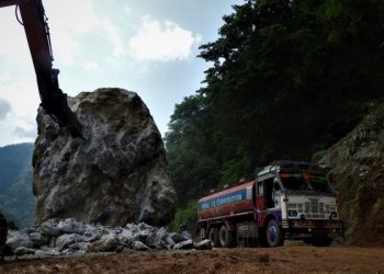 मुग्लिन-नारायणगढ सडक: तीन अर्ब रुपैयाँ खर्च गरेर बनाएको सडकमा फेरि समस्या आउनुको कारण के हो