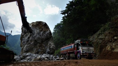 मुग्लिन-नारायणगढ सडक: तीन अर्ब रुपैयाँ खर्च गरेर बनाएको सडकमा फेरि समस्या आउनुको कारण के हो