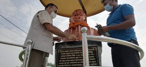 कडेंलद्वारा उपसभापति गिरीको स्मृतिमा  निर्मित शालिकको अनावरण ।