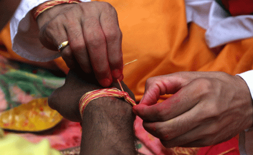 आज जनै पूर्णिमा तराई क्षेत्रमा राखी बाँधिदै
