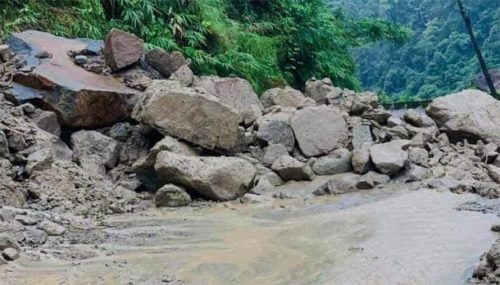 दाउन्नेमा पहिरो : नारायणगढ – बुटवल सडकखण्ड अवरुद्ध