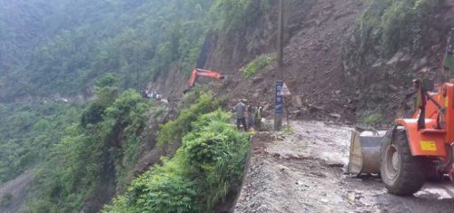 पाँचकिलोमा पहिरो, नारायणगढ-मुग्लिन सडक अवरुद्ध