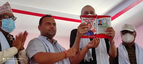 युवा नेता सापकोटाको “नेपाली राजनीतिमा नेपाली काँग्रेस” पुस्तक सार्वजनिक