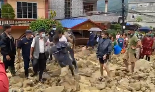 अवलोकनमा गएका मेयरमाथि पहिरोपीडितको मुक्‍का, सरकारले नहेरेको आरोप (भिडियोसहित)