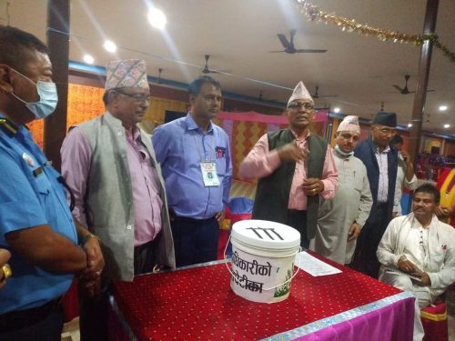 सभापतिको दुई उम्मेदवारको मत बराबरी भए पछि गोला प्रथाबाट कडरिया सभापतिमा चयन