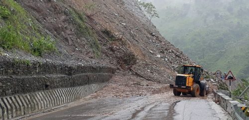 पहिराेका कारण मुग्लिन–नौबिसे सडक अवरुद्ध