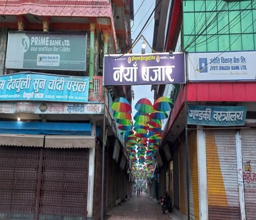 ग्राहक तान्न कावासोतीको नयाँ बजारमा अम्ब्रेला स्ट्रीट