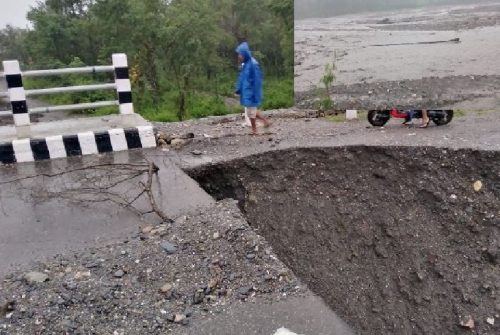वर्षा पछिको बाढीले कावासोतीमा पुल भत्कायो, खानेपानीको पाईप बगायो
