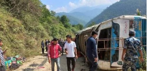 पाँचथरको फिदिममा बस दुर्घटना हुँदा ४० बढी घाइते, १६ को अवस्था गम्भीर