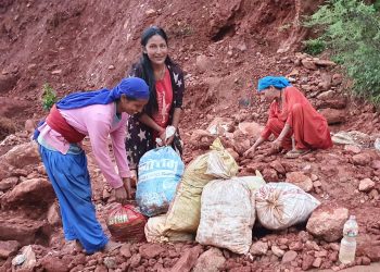 रातो माटो बेचेर दशैंखर्च जोहो गर्दै बाग्लुङ्गे किशोरी