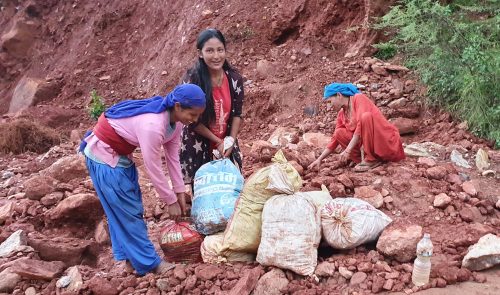 रातो माटो बेचेर दशैंखर्च जोहो गर्दै बाग्लुङ्गे किशोरी