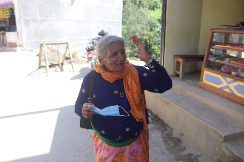 ओमकली अर्थात् एकैचोटी ५ दर्जन केरा खाने वृद्धा