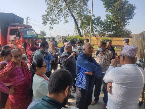 चौधरी उद्योगको मुल गेटमा स्थानीयले लगाएको ताला खुल्यो