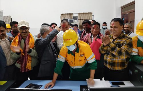 उत्पादन थालेको साढे तीन वर्षपछि होङ्शी सिमेन्टमा पुग्यो बिजुली