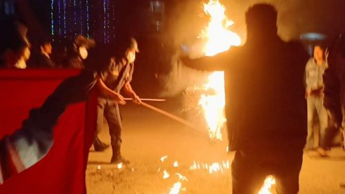 पेट्रोलियम पदार्थको मुल्य वृद्धिको विरोधमा कावासोतीमा प्रधानमन्त्रीको पुत्ला जलाईयो