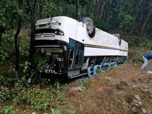 गैंडाकोटमा बस दुर्घटना : १५ जना घाइते