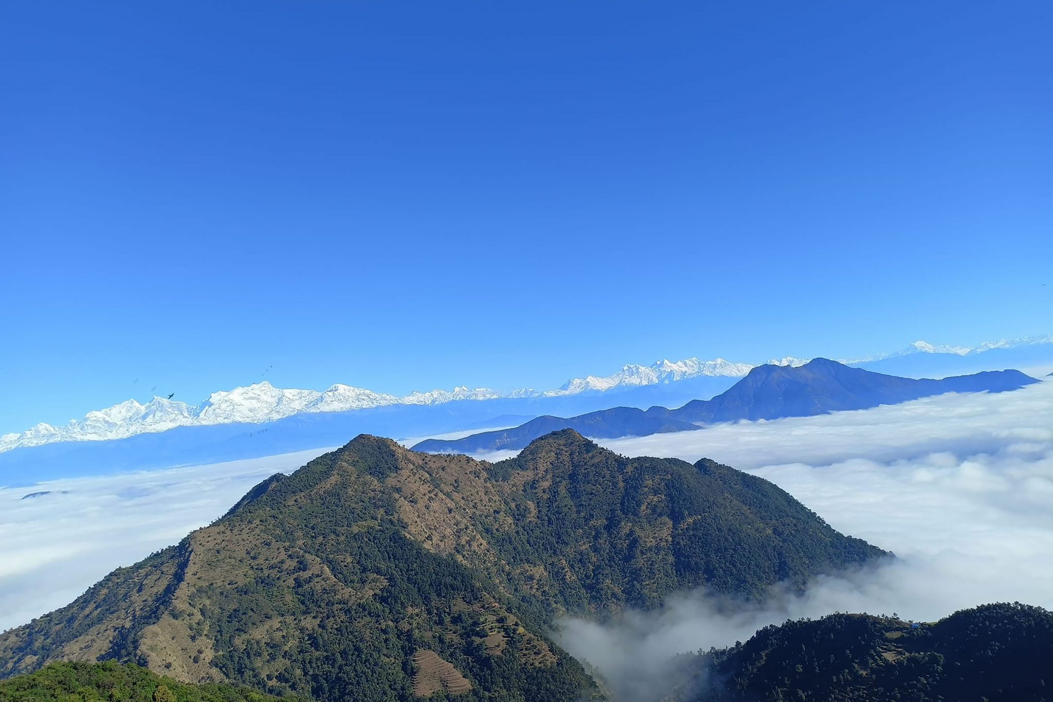 हिमाल र कुहिरो : घण्टाचुलीबाट देखिएको मनाेरम दृश्य (तस्वीरमा)