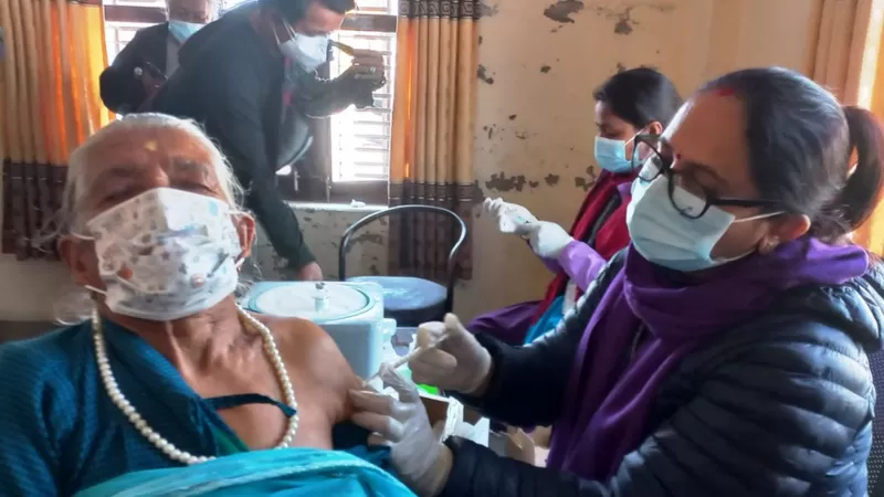 कोभिड नेपाल: बूस्टर वा पहिलो मात्रा खोप लिँदै हुनुहुन्छ? तपाईँले थाहा पाउनैपर्ने पाँच कुरा