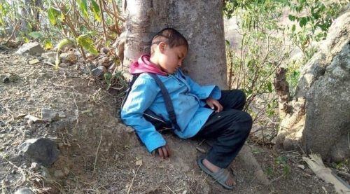 एक कक्षा पढ्न चार घण्टा हिँड्नुपर्ने बाध्यता, थकाइले पढ्नै सक्दैनन् बालबालिका