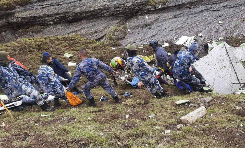 तारा ट्विनअटर दुर्घटना : शव संकलन गर्दै सुरक्षाकर्मी [फोटोफिचर]