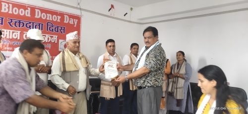 ९७ पटक रक्तदान गरेका गिरी भन्छन “रक्तदानले दिने आत्मसन्तुष्टि र खुसी अरुमा पाईदैन”
