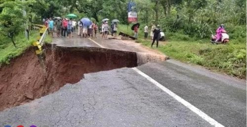 पृथ्वी राजमार्गमा सडक भाँसिदा यातायात अवरुद्ध