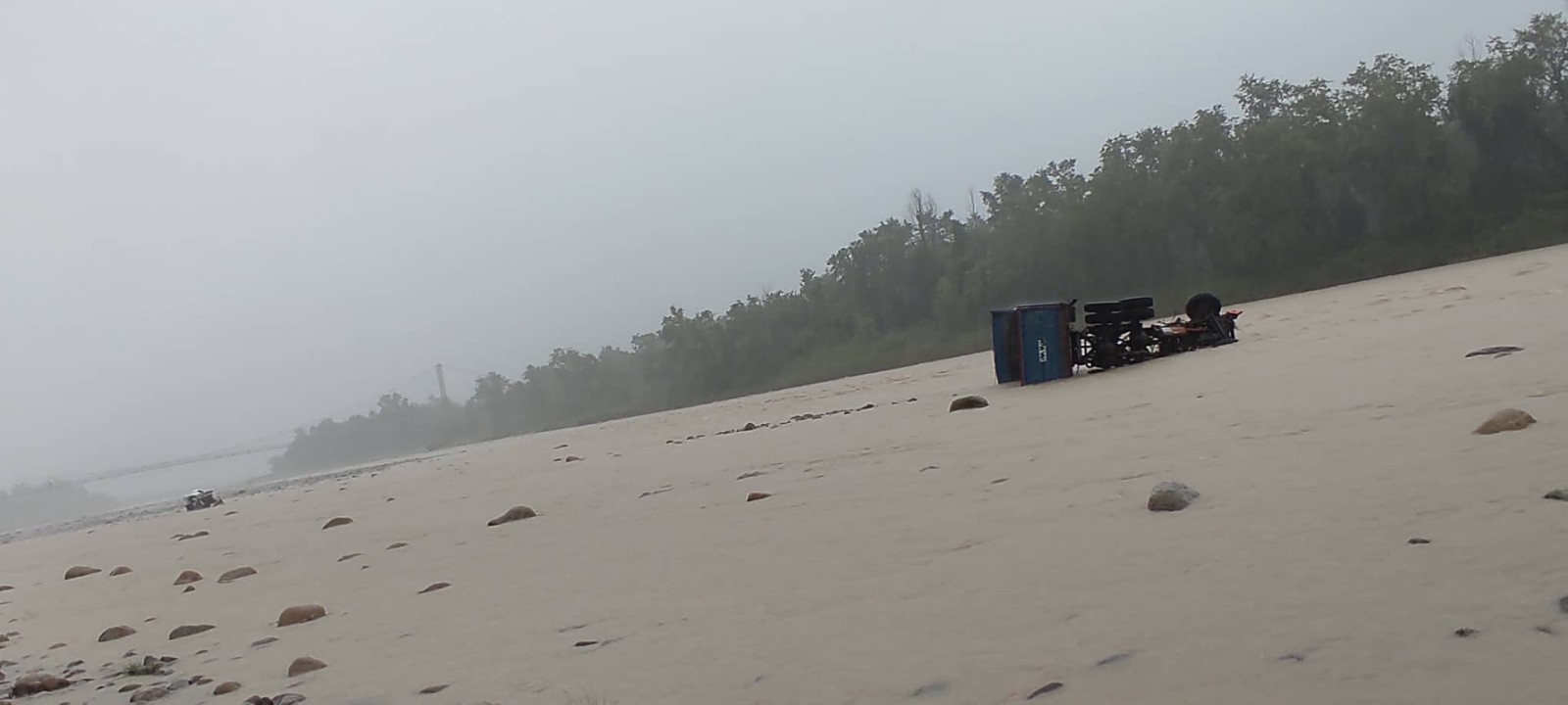 विनयी खोलाले टिप्पर बगायो