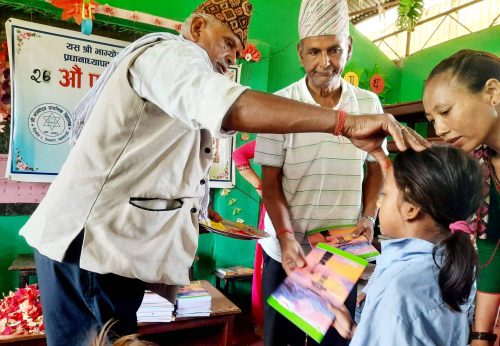 स्वर्गीय प्रअको स्मृतिमा शैक्षिक सामाग्री बितरण