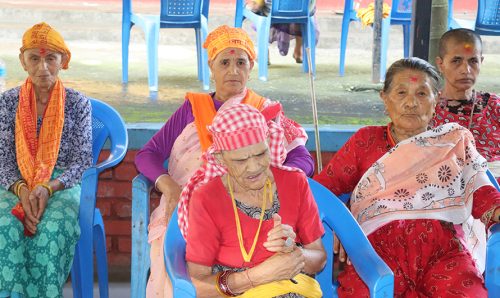 तीज आयो : वृद्धाश्रमका आमाहरू भन्छन्- चाडपर्व नआइदिए पनि हुन्थ्यो भन्‍ने लाग्छ