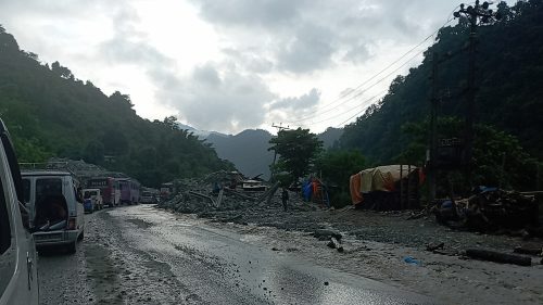 पहिरो खसेपछि नारायणगढ-मुग्लिन सडक अवरुद्ध