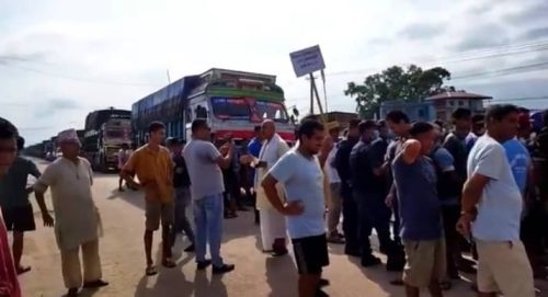 चाईना कम्पनीले समयममै बाटो बिस्तारको काम नसकेको भन्दै स्थानियद्वारा सडक अवरुद्ध