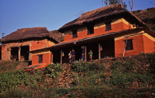 गाउँ घरमा देखिन छाडे रातो माटो र कमेराका भित्ता