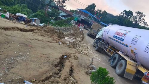 पहिरोले दाउन्नेमा ४ घर विस्थापित, पुर्व पश्चिम राजमार्ग एकतर्फी सन्चालनमा