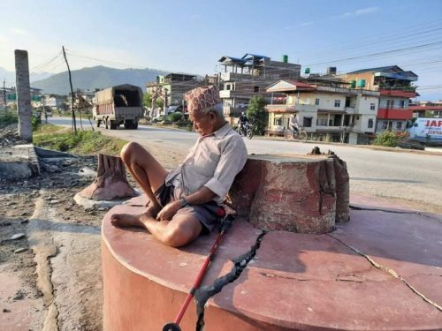 सडक बिस्तारसँगै हराए यात्रु प्रतिक्षालय र सुस्ताउने चौतारी