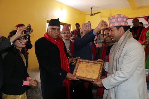चापागाईं कृष्णलाल स्मृति पत्रकारिता पुरस्कारबाट सम्मानित