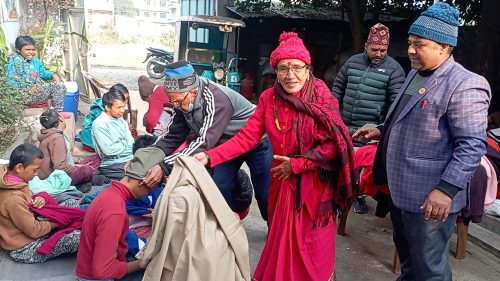 ८५ वर्षीय दम्पतिले गरे न्यानो कपडा हस्तान्तरण