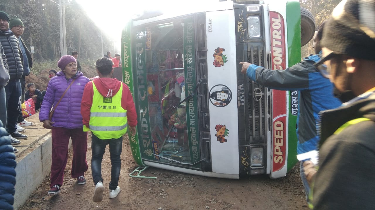 कावासोतीमा बस दुर्घटना हुँदा २१ जना घाईते