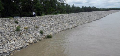 नारायणी नदि किनारमा तटबन्ध सँगै सडक बन्दै