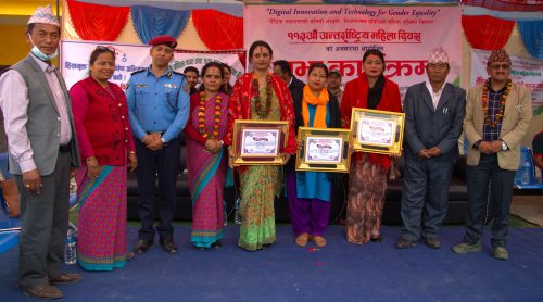 नारी दिवसको अबसरमा समाज रुपान्तरणमा भुमिका खेलेका नारीलाई हुप्सेकोटको सम्मान