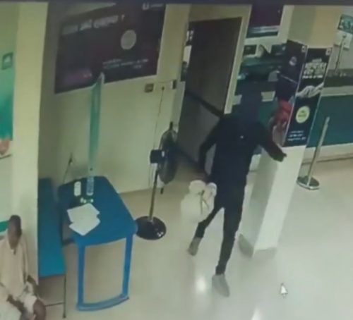 महोत्तरीको एनएमबी बैंक शाखामा पेस्तोल देखाएर लुटपाट