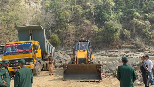 नदीजन्य पदार्थ अवैध उत्खनन् गर्ने सडक ठेक्केदार कम्पनीको उपकरण नगरपालिकाको नियन्त्रणमा